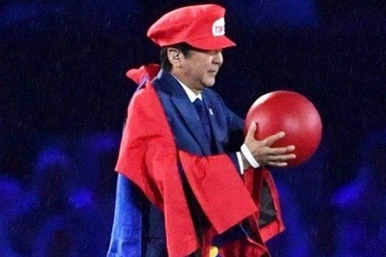 Bilder zu Japans Ministerpräsident zeigt sich als Mario bei den Olympischen Spielen