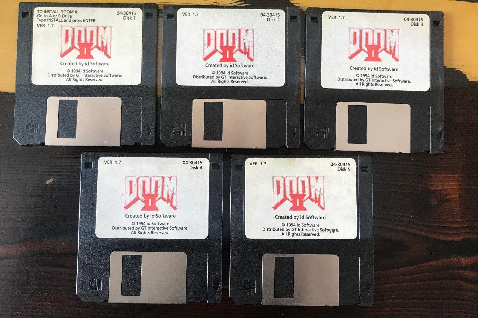 Afbeeldingen van John Romero veilt Doom 2 diskettes