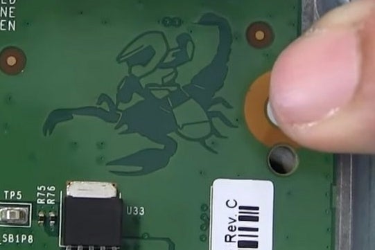 Bilder zu In jeder Xbox One X verbirgt sich ein kleiner Master Chief, der auf einem Skorpion reitet
