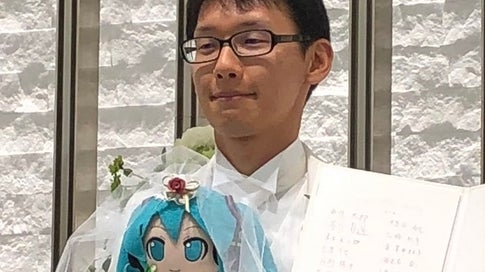Bilder zu Japaner gibt mehr als 15.000 Euro aus, um ein Hologramm von Hatsune Miku zu heiraten
