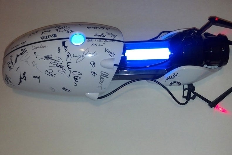 Imagen para Valve subasta una réplica de la Portal Gun firmada por el equipo de desarrollo