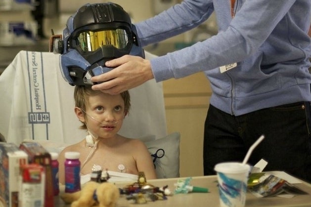 Imagen para Bungie ayuda a sonreír a un niño después de un trasplante de hígado