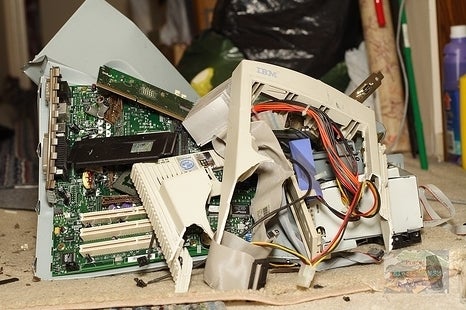 Image for 2008 PSN hack suspect smashes PCs, hides HDDs, gets off lightly