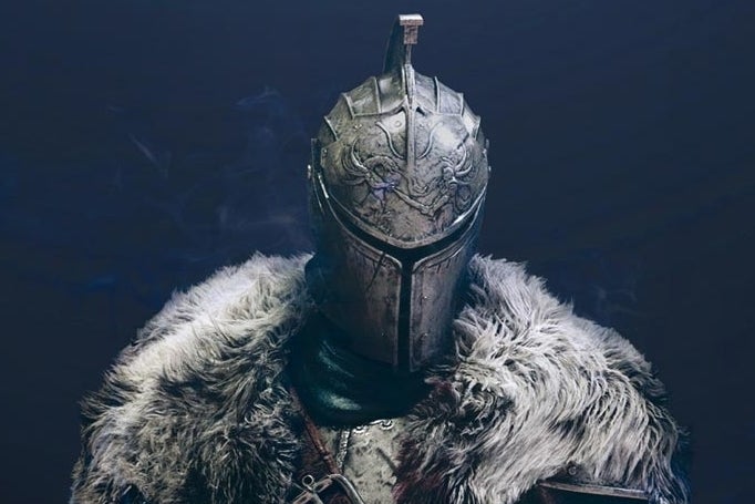 Imagem para Warrior Knight de Dark Souls II numa estátua em tamanho real