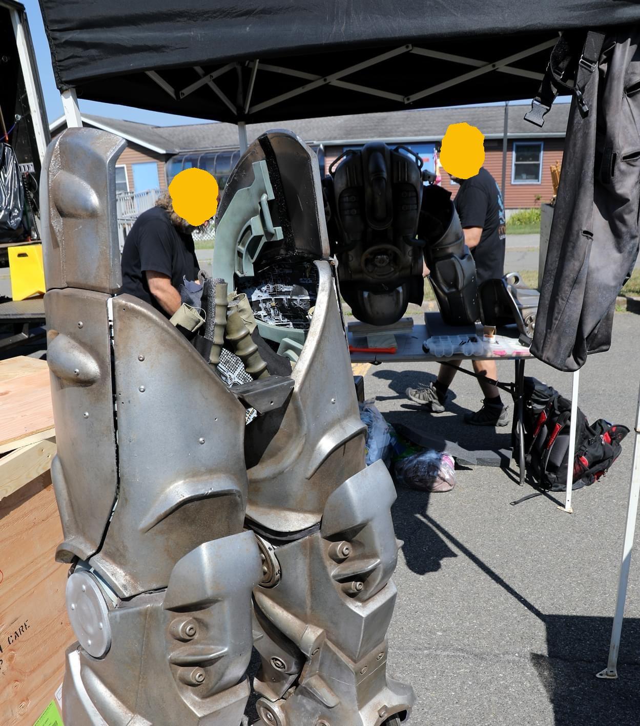 Power Armor z serialu „Fallout” podczas budowy za kulisami.