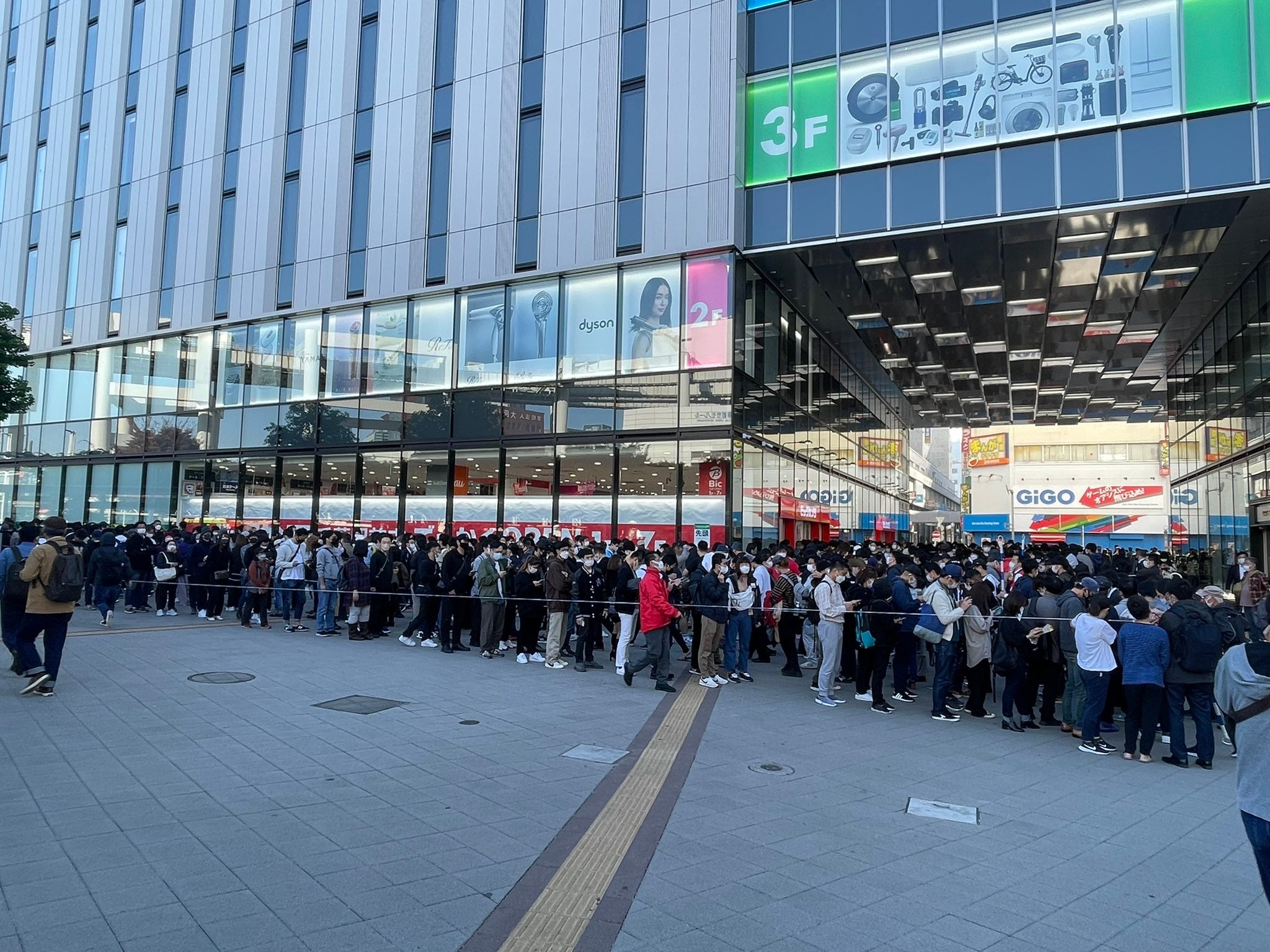 日本で PS5 を購入するための行列はかつてのことを思い起こさせます