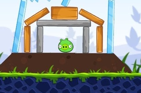 Afbeeldingen van De Angry Birds vliegen naar de consoles
