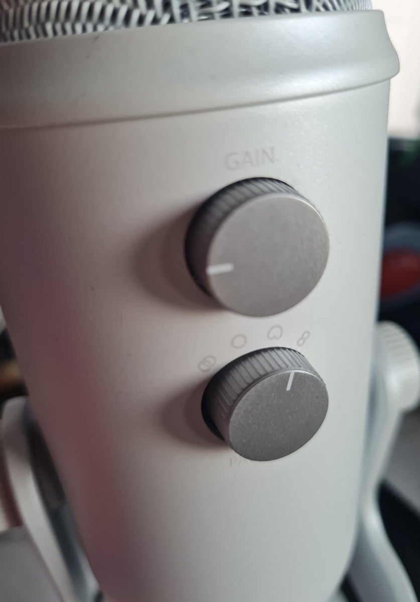 Die Steuerung des Blue Yeti Mikrofons von hinten.