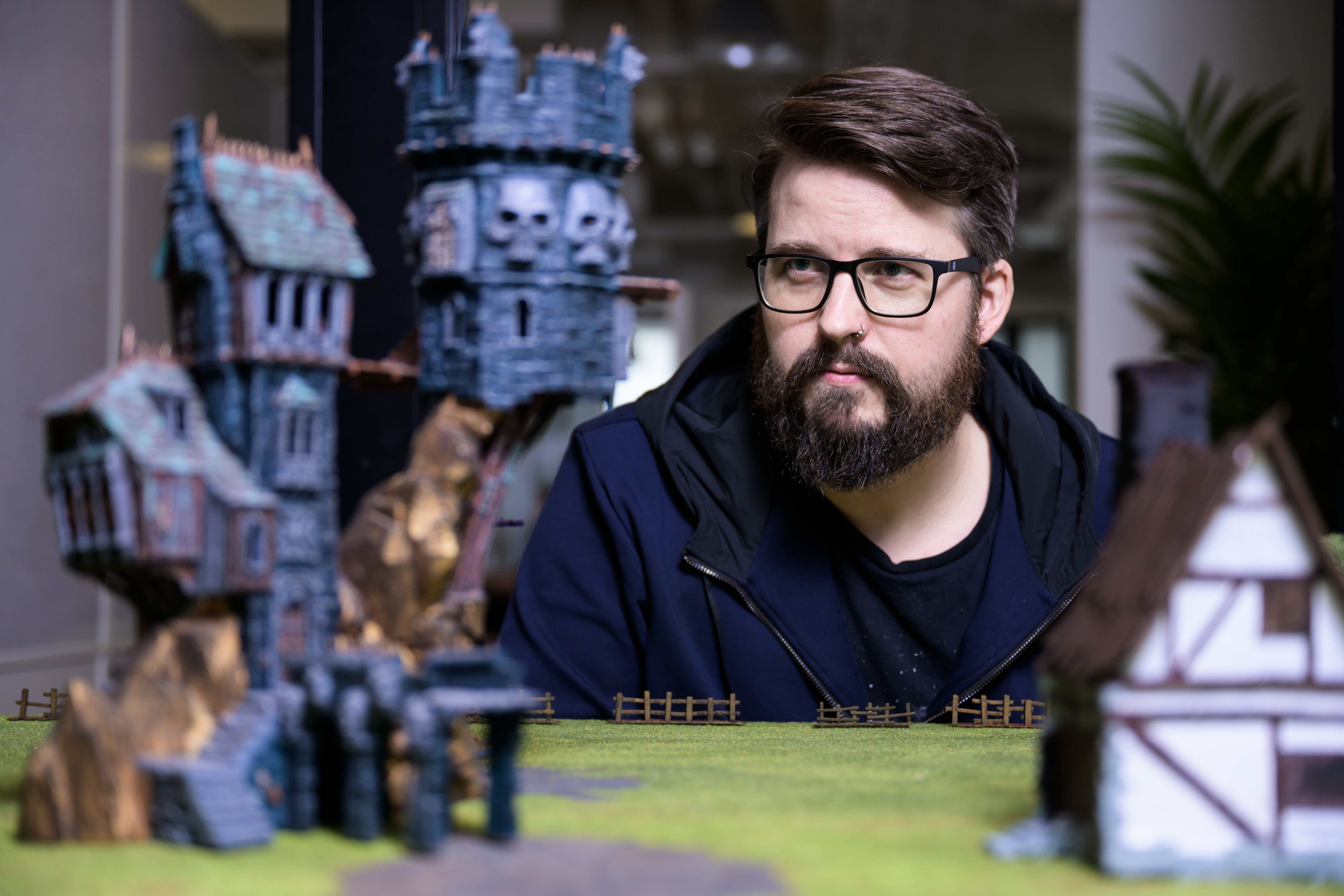 Vista previa de Darktide: Mats Andersson de Fatshark examina un diseño de mesa de edificios y objetos de Warhammer