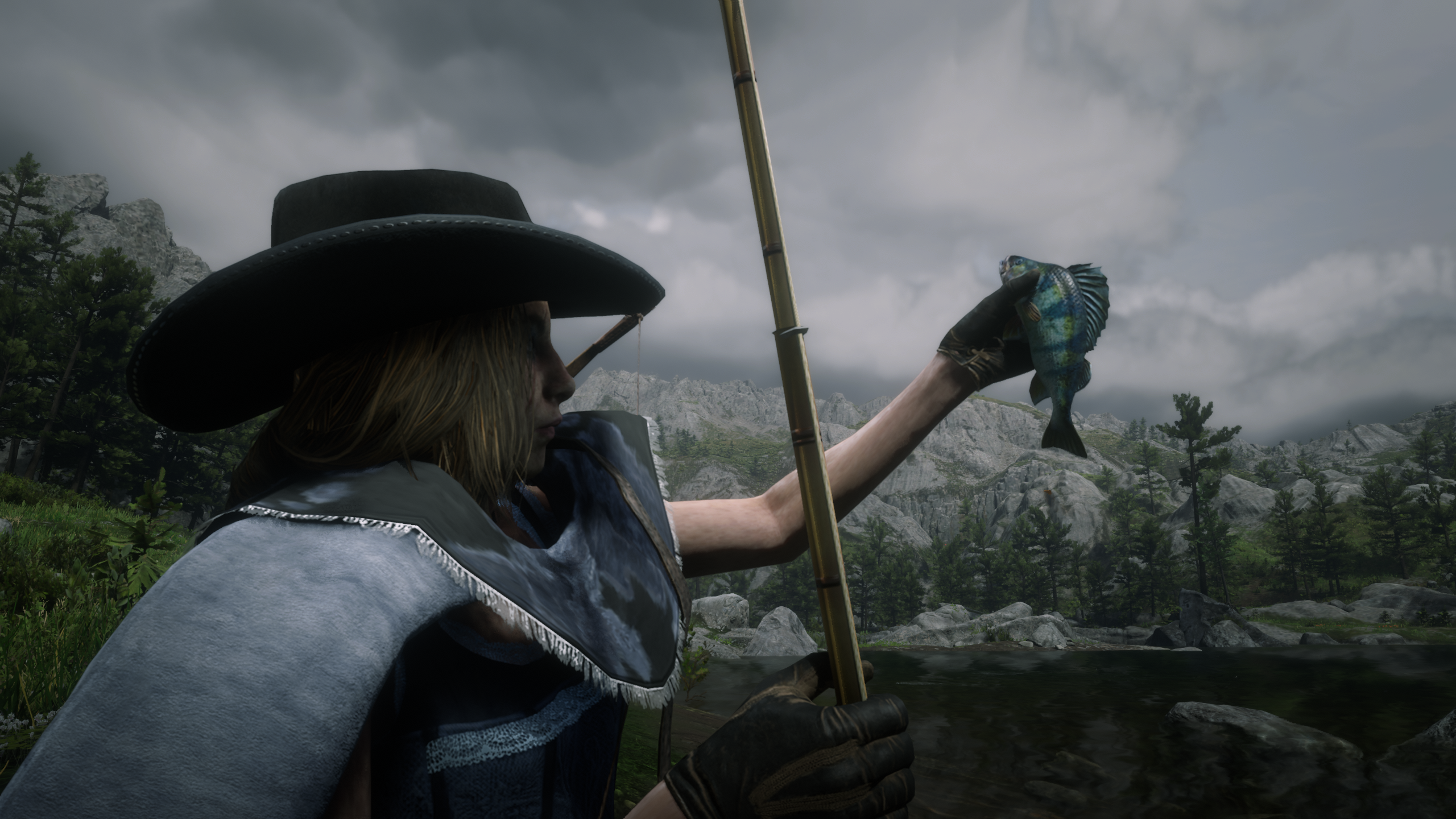 Red Dead Online - a female cowboy holding up a fish after catching it