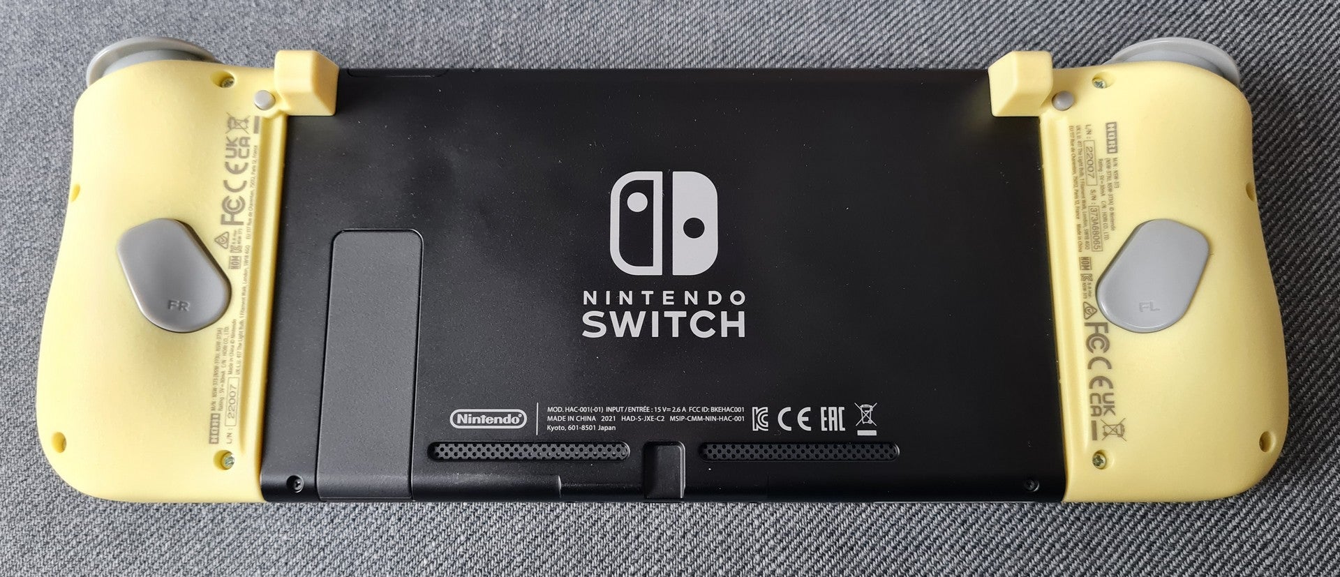 Das Hori Split Pad Compact mit Nintendo Switch von unten.