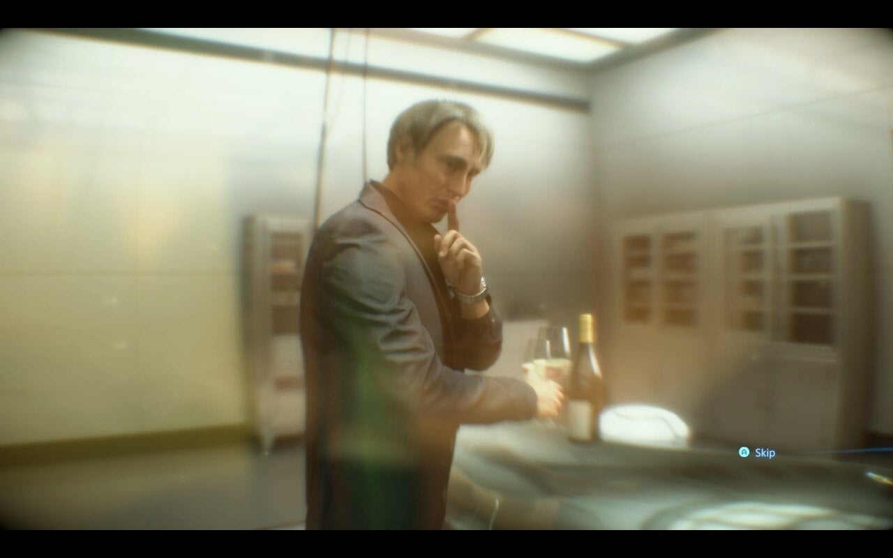 La imagen de Mads Mikkelsen haciendo el gesto de shh a la cámara en Death Stranding.  ¡Qué hombre tan guapo es!