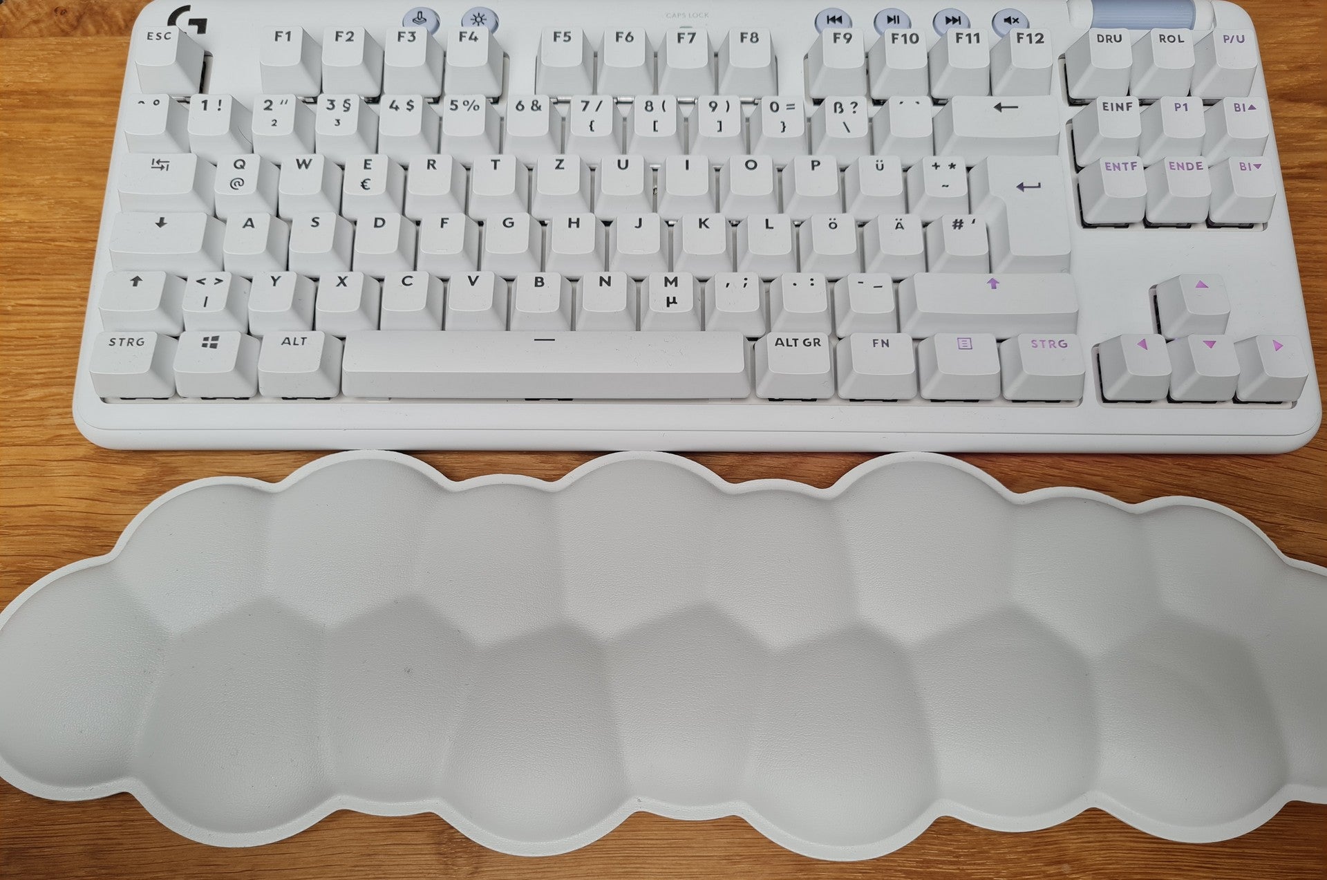 Die Logitech G713 und ihre Handballenauflage.