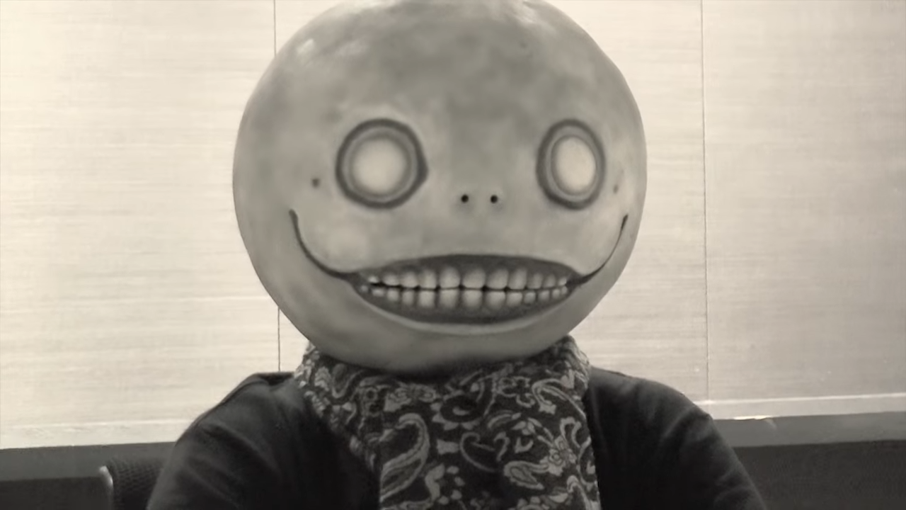 Yoko Taro dans le masque d'Emil