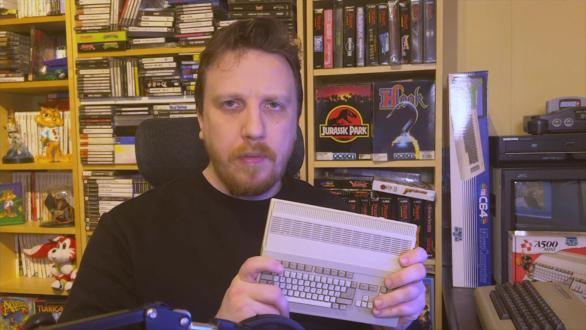 A500 Mini yang ditampilkan di sini adalah versi kecil dari Commodore Amiga 500 asli.