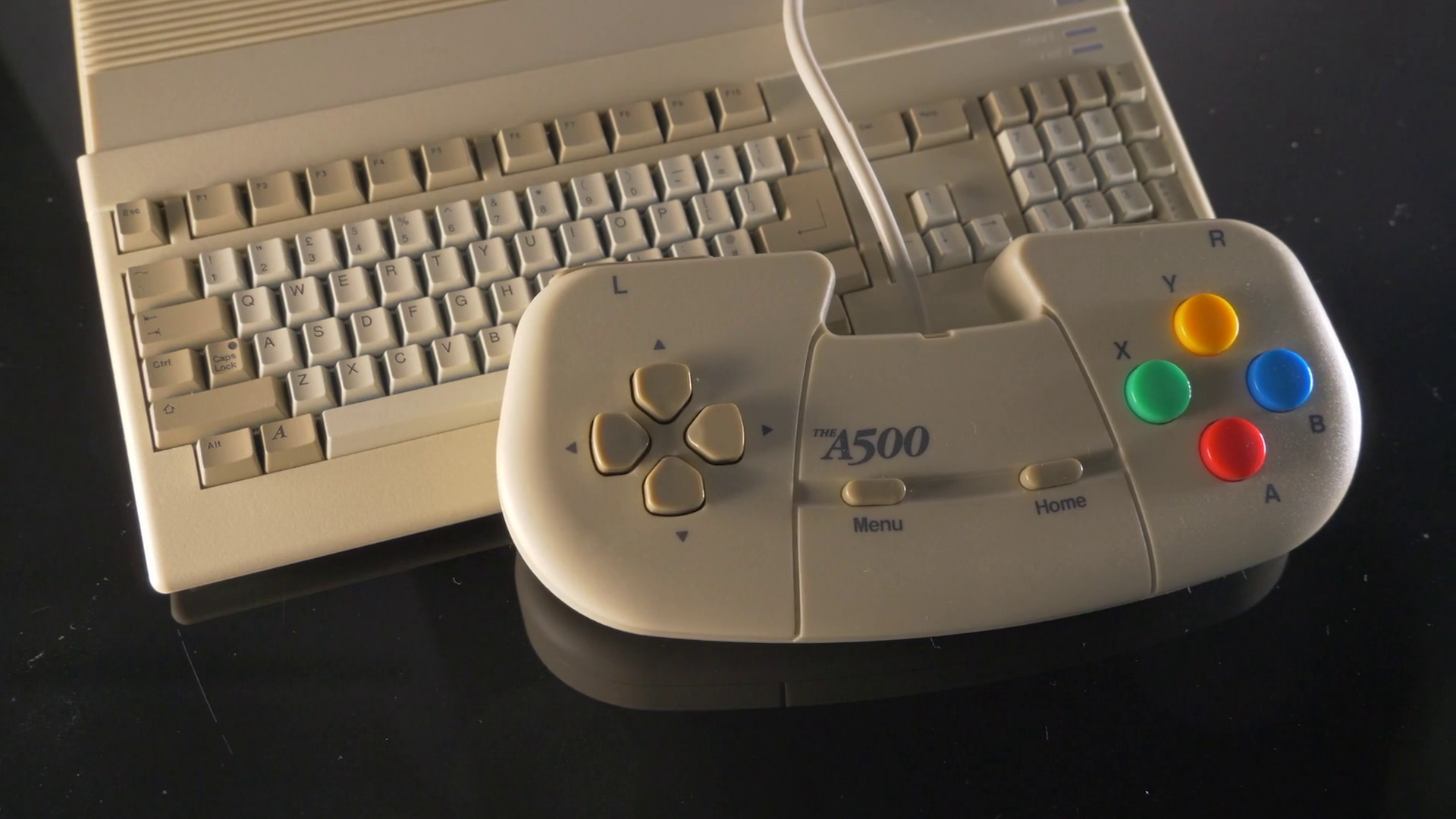 A500 Mini yang ditampilkan di sini adalah versi kecil dari Commodore Amiga 500 asli.