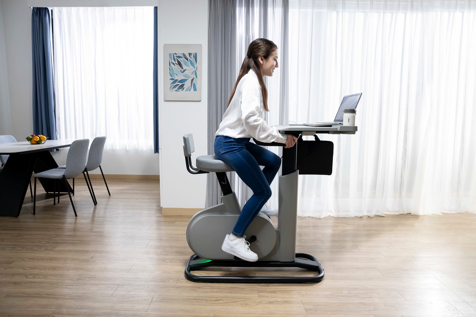 Imagem para Acer apresenta secretária com bicicleta e conversor de energia