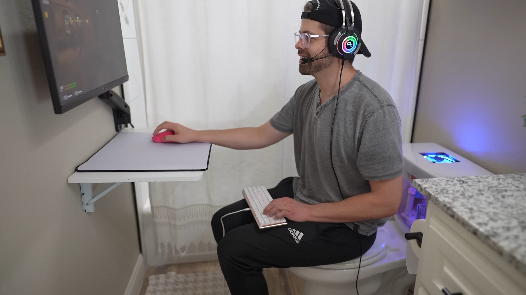 Someone has made a gaming PC from a toilet - 77