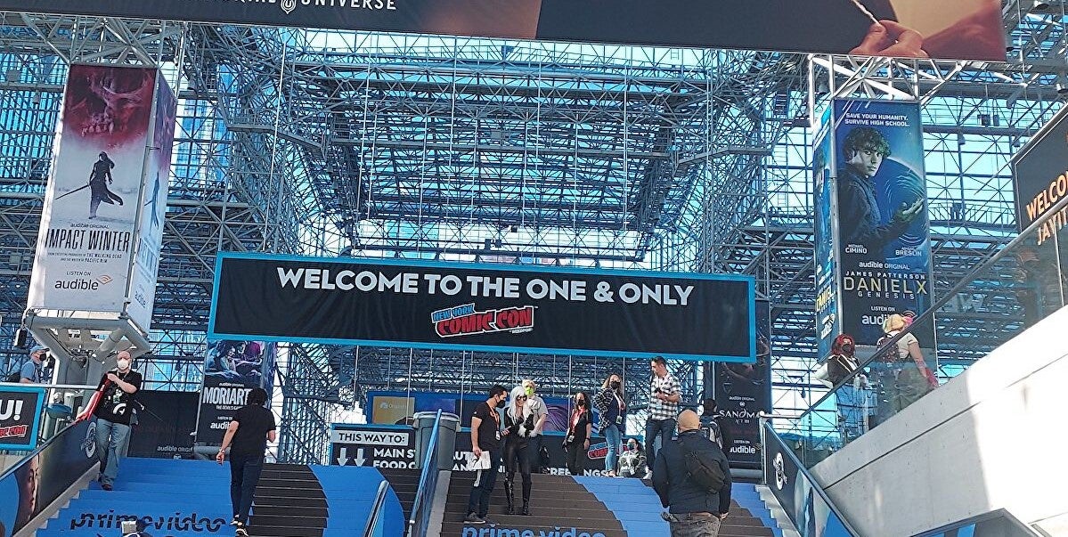 Image of interior of Javits Center with banner welcoming people to NYCC