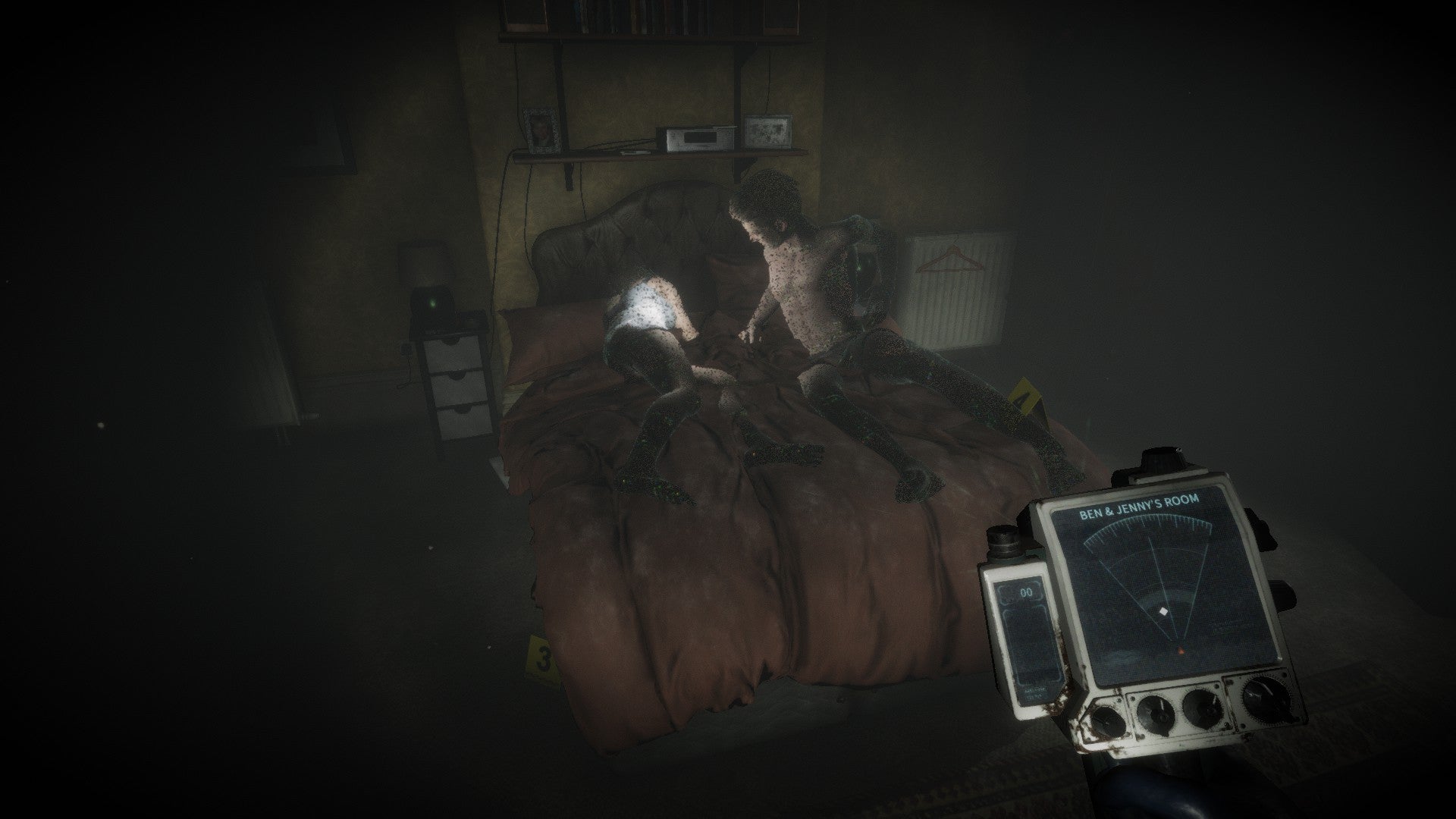 Revisão de Eternal Threads - scanner na mão, você olha para uma cama com dois personagens fantasmagóricos em um quarto muito escuro