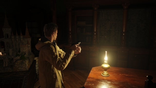 Ethan pour une lumière dans Resident Evil Village à la troisième personne