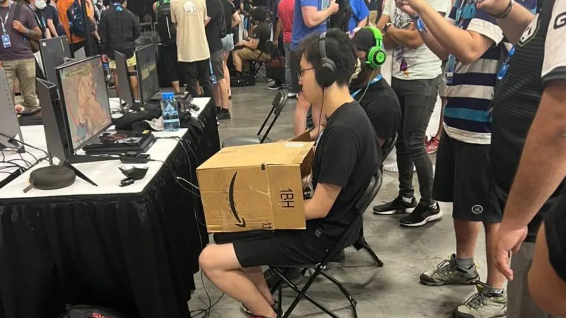 Immagine di EVO 2022: un giocatore ha usato una scatola di cartone per impedire all'avversario di vedere le sue mosse