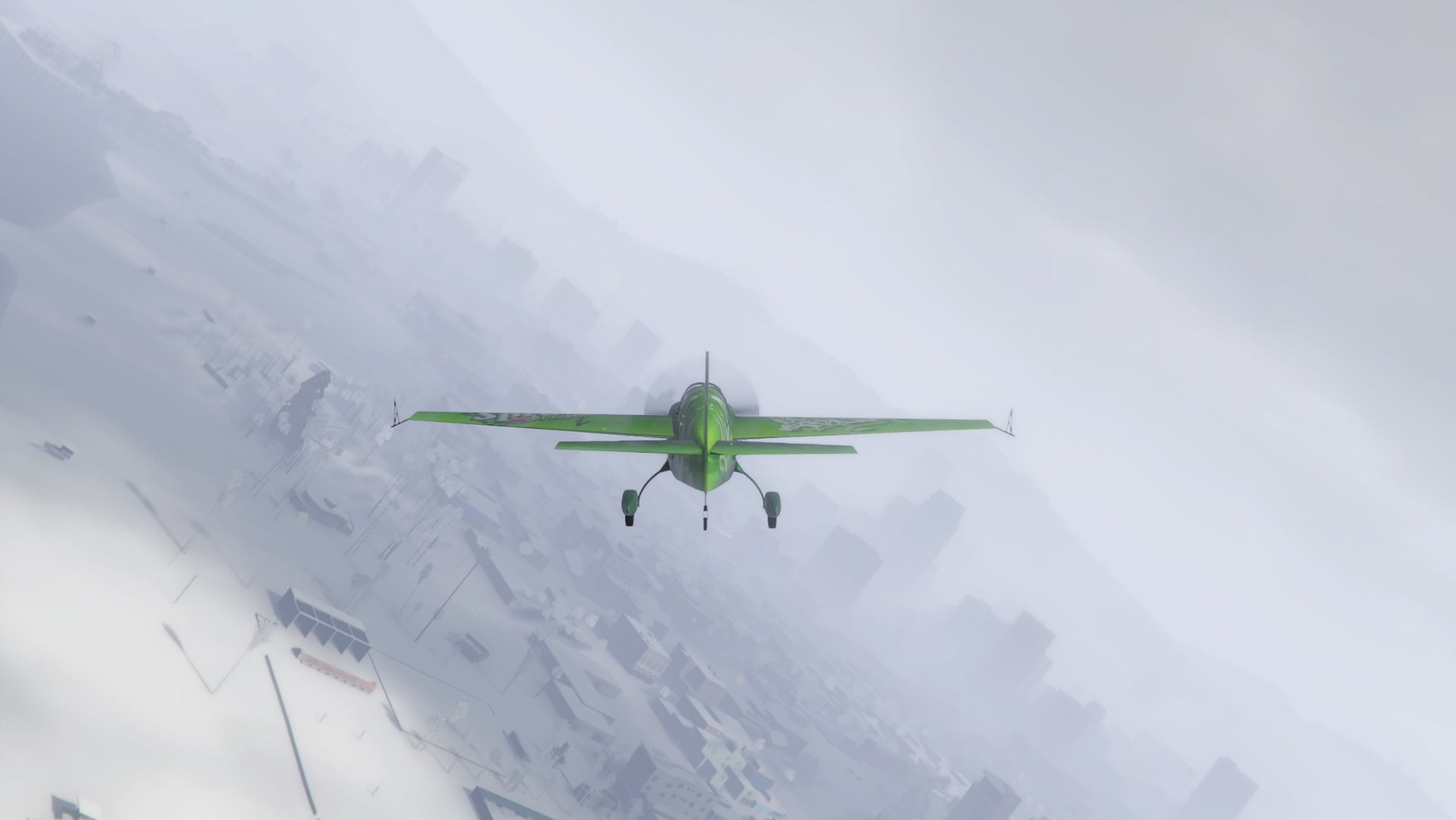 GTA Online, a green small plane flying over Vespucci Beach.