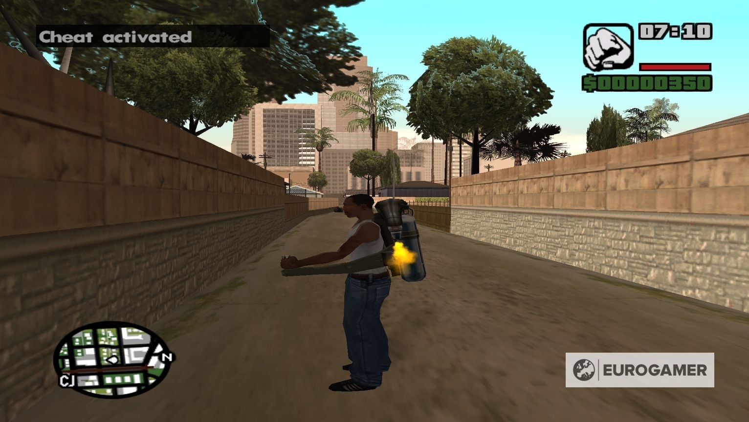 《侠盗猎车手圣安地列斯》中的CJ站在一条小巷里，背着喷气背包，面朝左边
