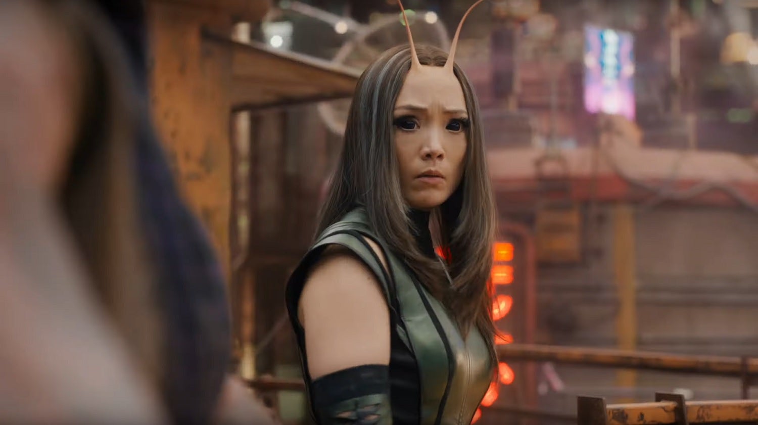 Kadr z filmu „The Guardians of the Galaxy Holiday Special”, z patrzącą się Mantis