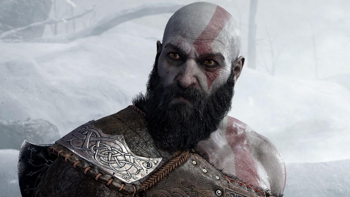 Kratos, bohater God of War Ragnarok, patrzy krzywym okiem.