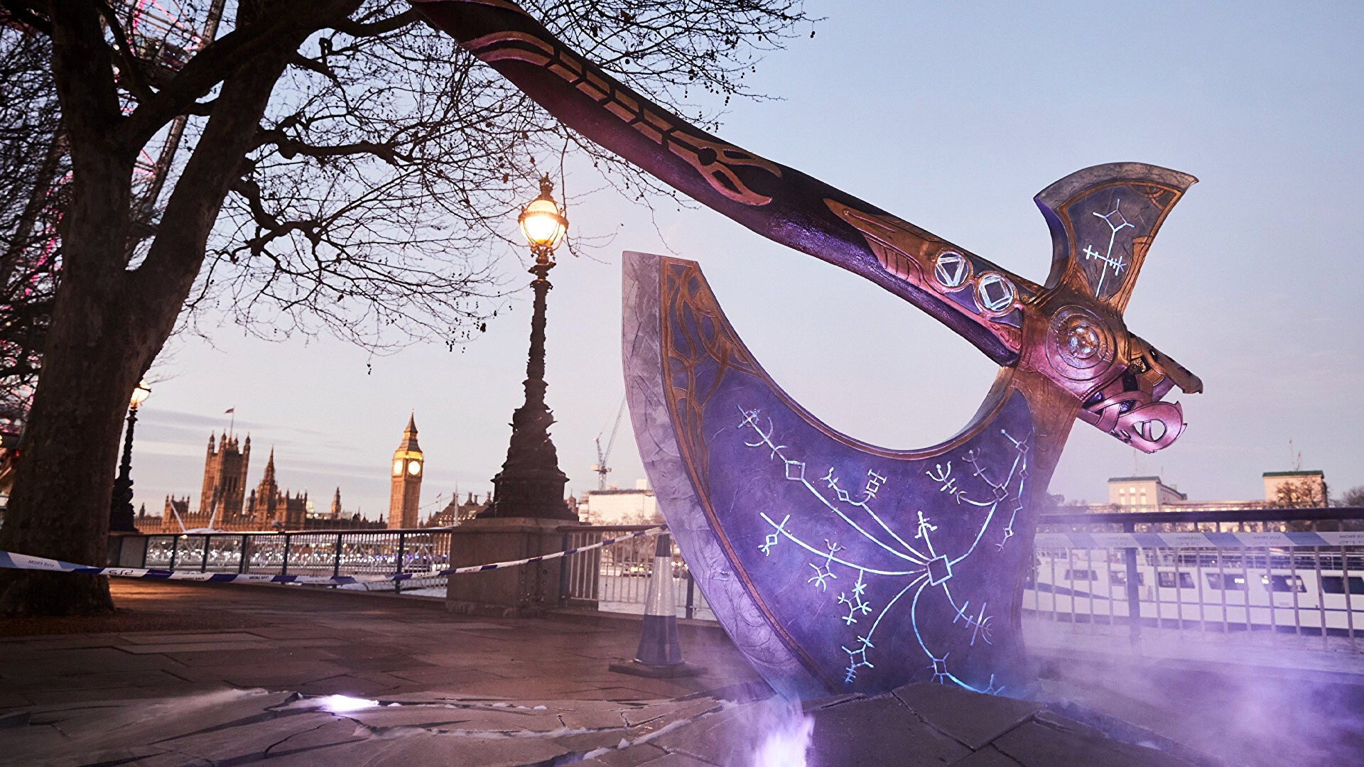 Imagem para Machado de Kratos em tamanho gigante aparece em Londres