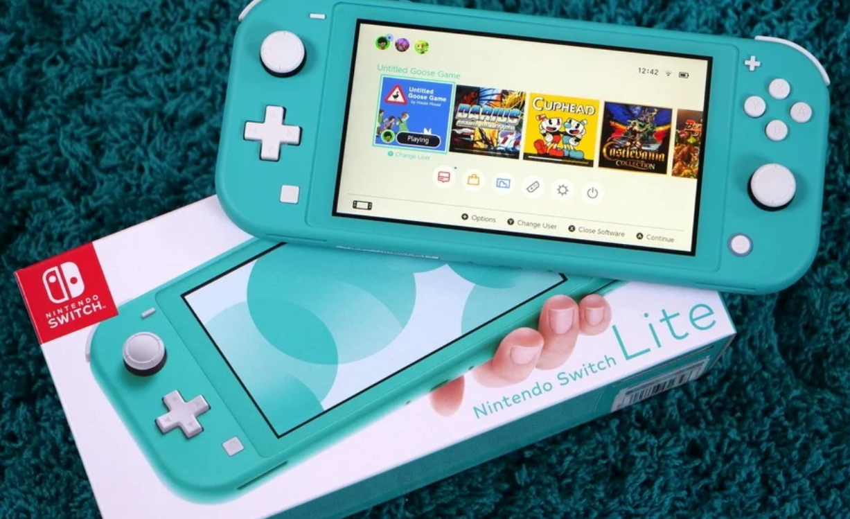 Immagine di Nintendo Switch Lite ha una console portatile rivale, l'RG505 di Anbernic