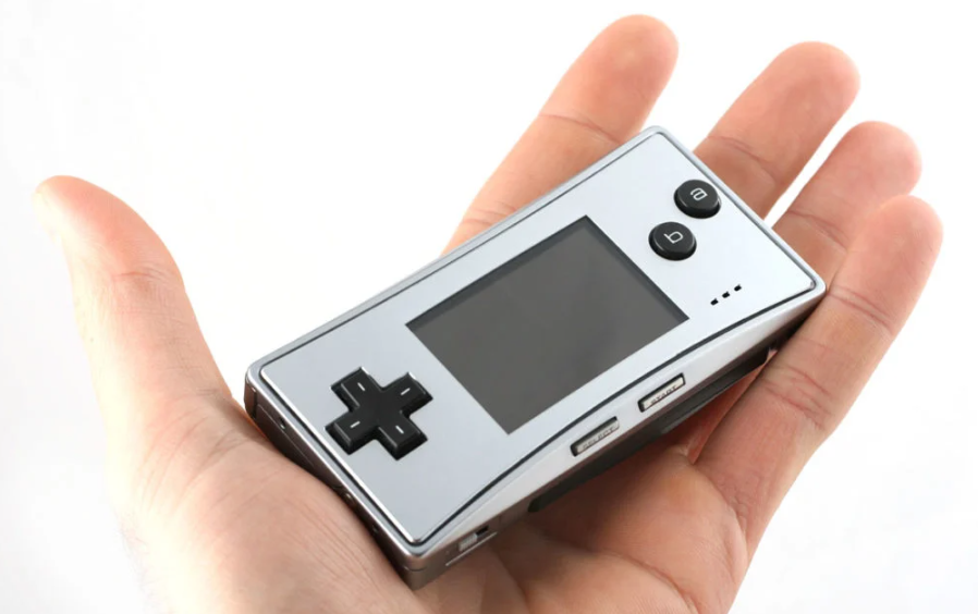 Immagine di Reggie Fils-Aimé e i retroscena su Game Boy Micro:  Nintendo of America fu 'costretta' a lanciarlo
