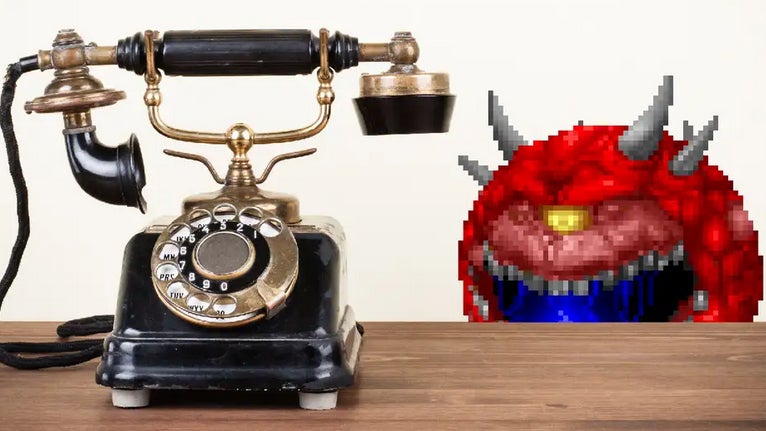 Immagine di DOOM giocato su un vecchio telefono rotativo è tanto geniale quanto assurdo