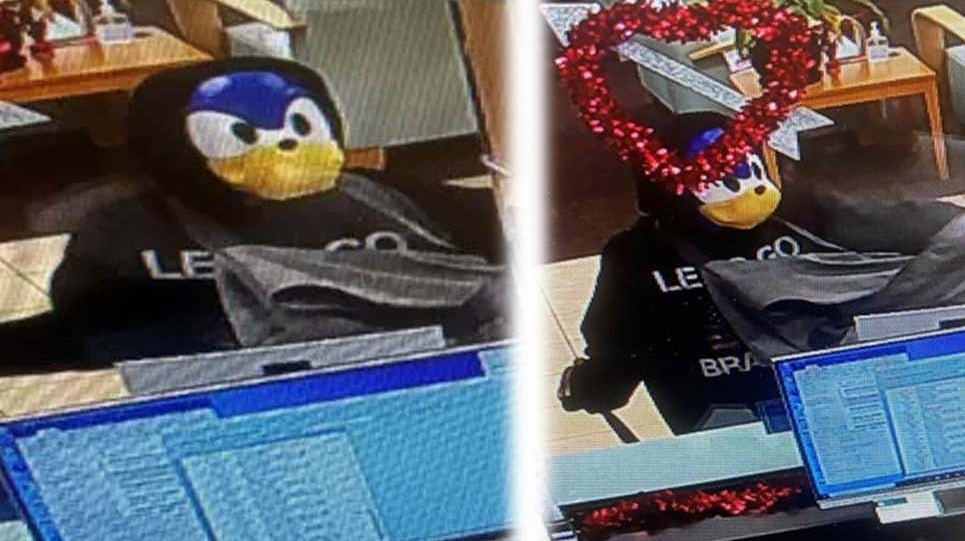 Immagine di Sonic: la maschera del porcospino blu usata per una rapina in banca in Florida