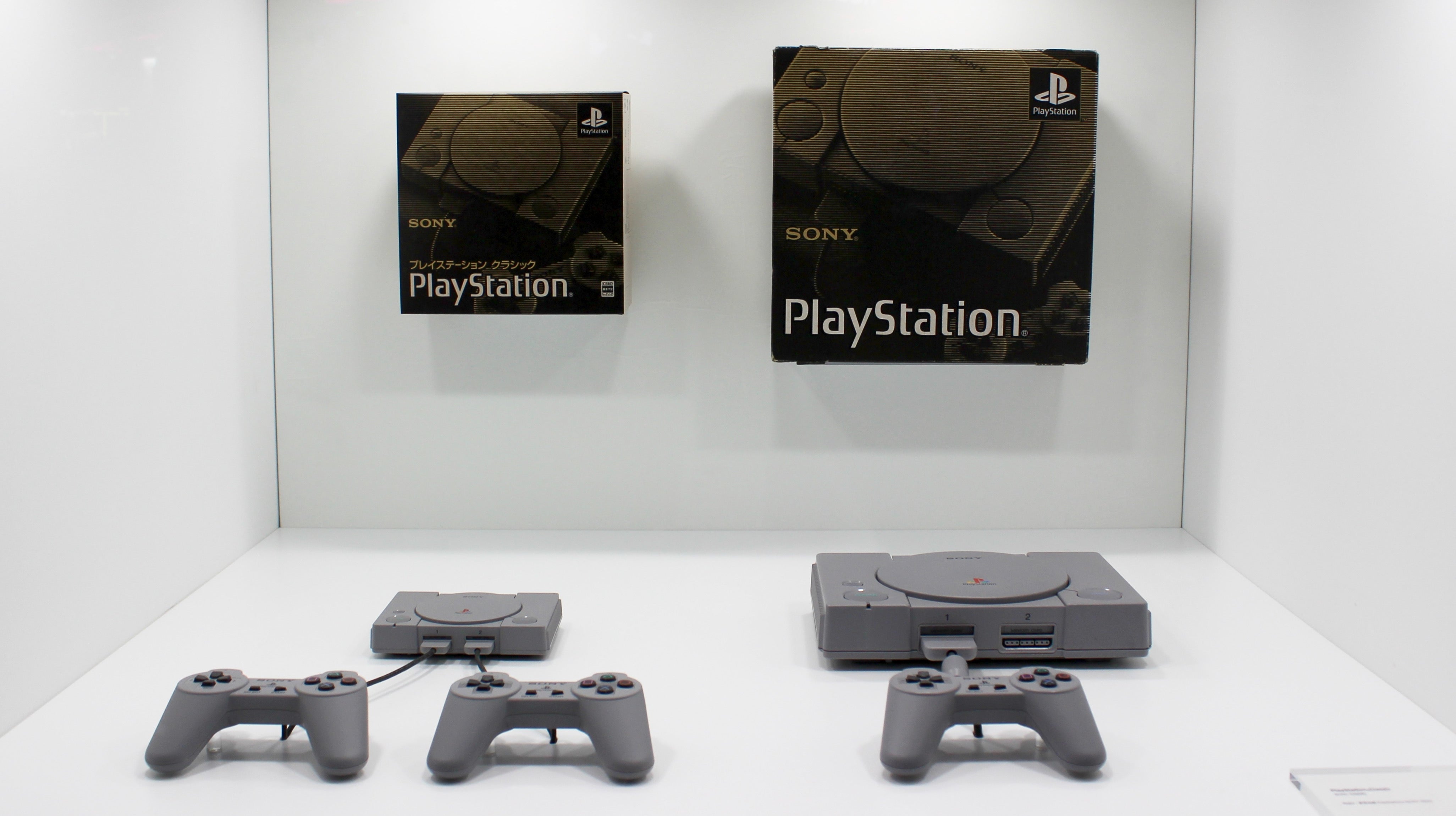 Immagine di Alcune immagini ci mostrano le dimensioni di PlayStation Classic confrontate con quelle della PlayStation originale