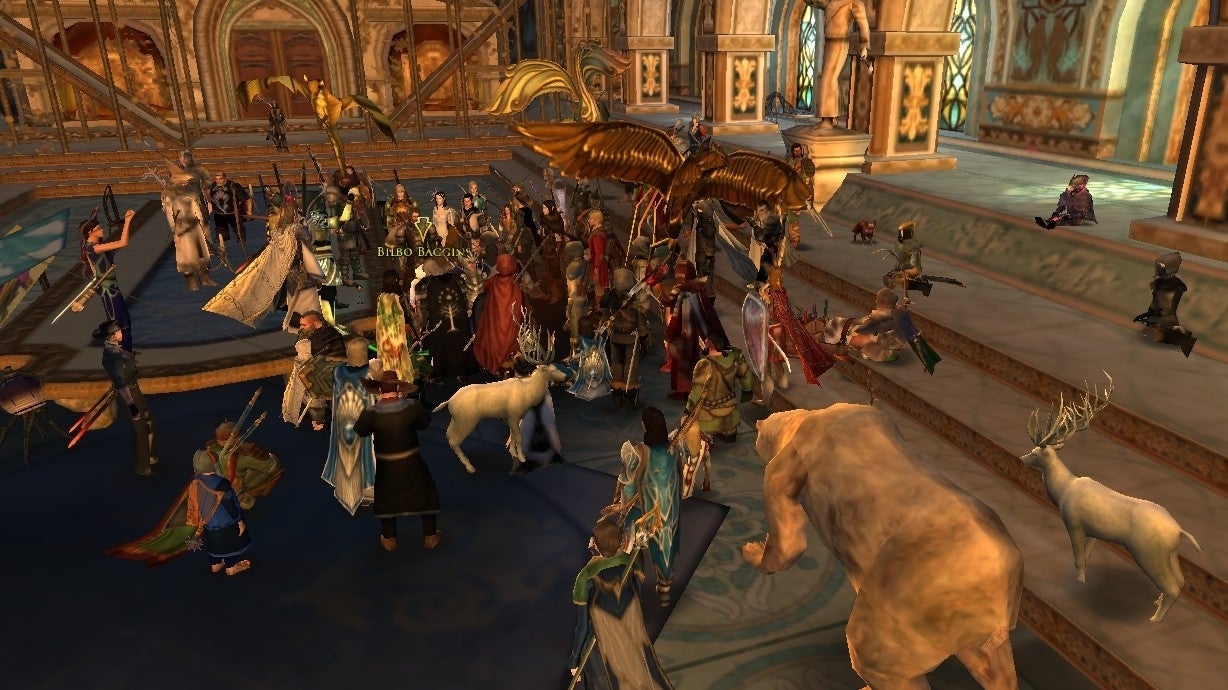 Immagine di Lord of the Rings Online raccoglie i fan per onorare la dipartita di Ian Holm con un raduno solenne davanti a Bilbo Baggins
