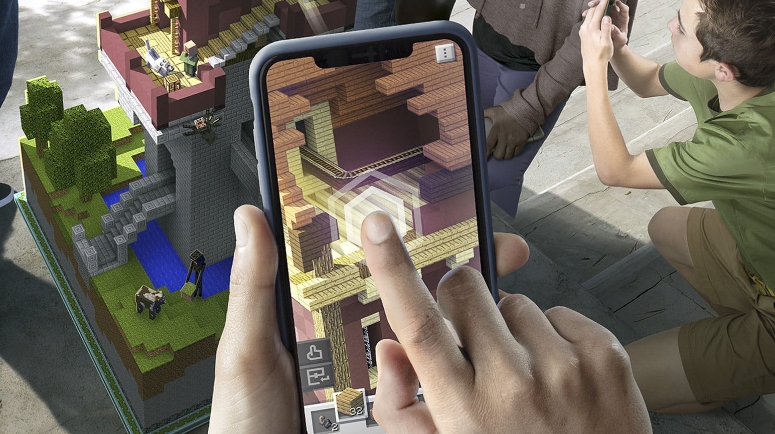Immagine di Minecraft Earth: primo video gameplay per il "Pokémon GO di Minecraft" e data per la closed beta