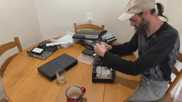 Immagine di Videogiochi a Natale: un uomo ripara vecchie console e le regala alle famiglie bisognose