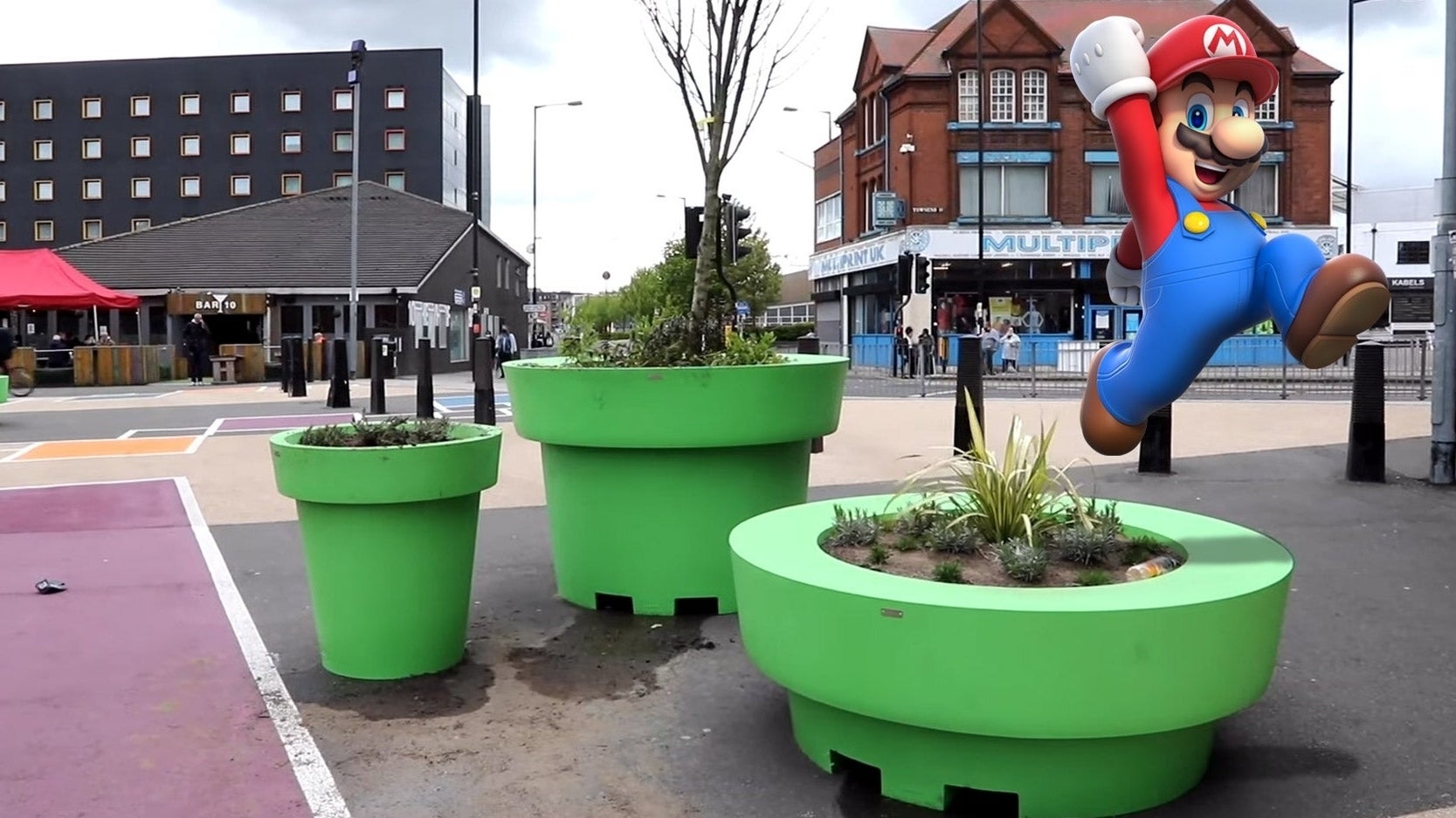 Immagine di Super Mario invade un comune inglese con dei giganteschi vasi/tubi verdi...odiati dai cittadini