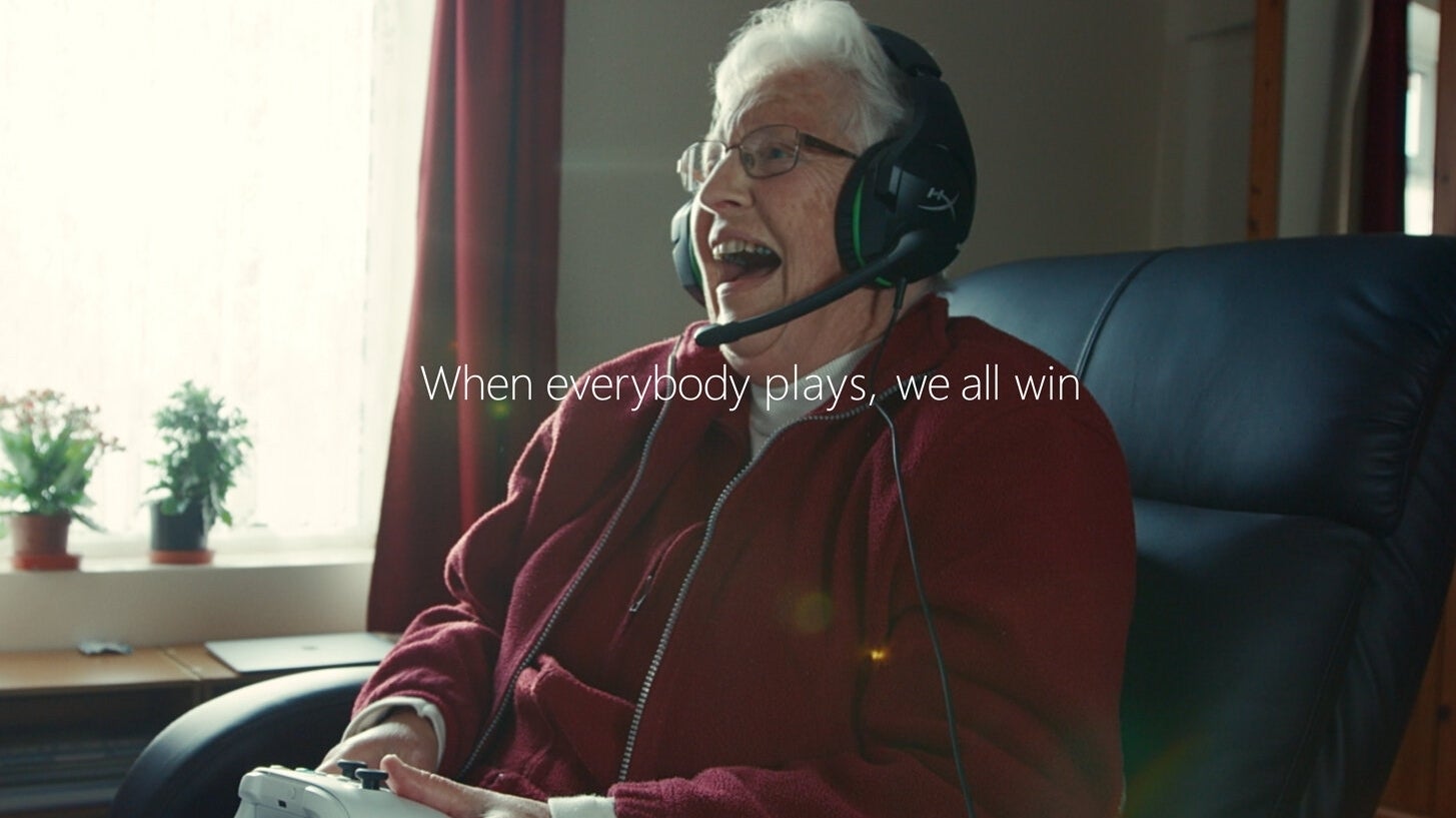 Immagine di Xbox oltre le barriere e oltre le generazioni nel meraviglioso video tra nonni e nipoti di Microsoft