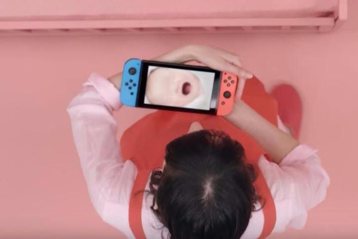 Immagine di Nintendo svela nuovi mini-giochi di 1-2 Switch: uno di questi trasforma la console in un bebè da cullare
