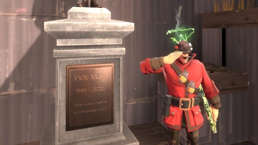 Immagine di Team Fortress 2 omaggia il defunto doppiatore del Soldato con una statua commemorativa in-game