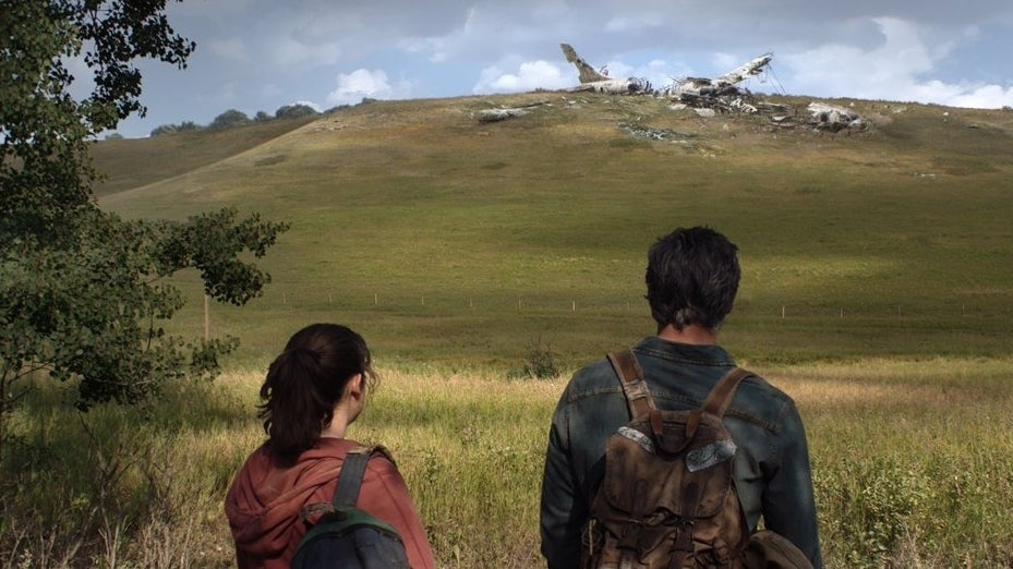 Bilder zu The Last of Us: Erstes Foto von Joel und Ellie aus der Serie - Pedro Pascal und Bella Ramsey zeigen sich