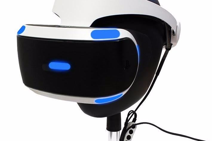 Image for PlayStation VR má legrační oficiální stojánek, umělou černou hlavu