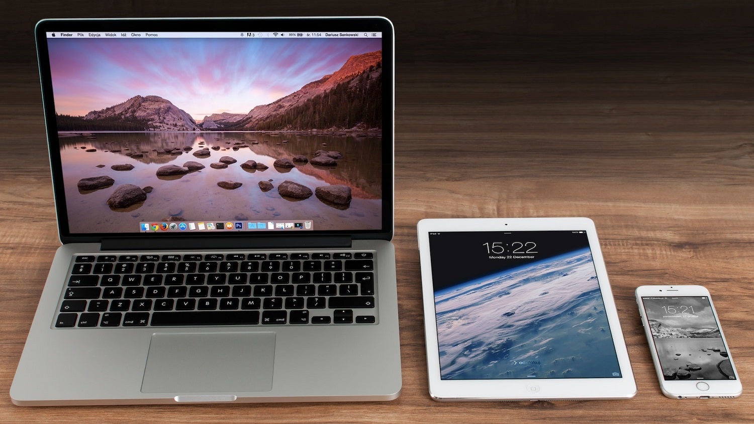 Macbook Pro obok białego iPada