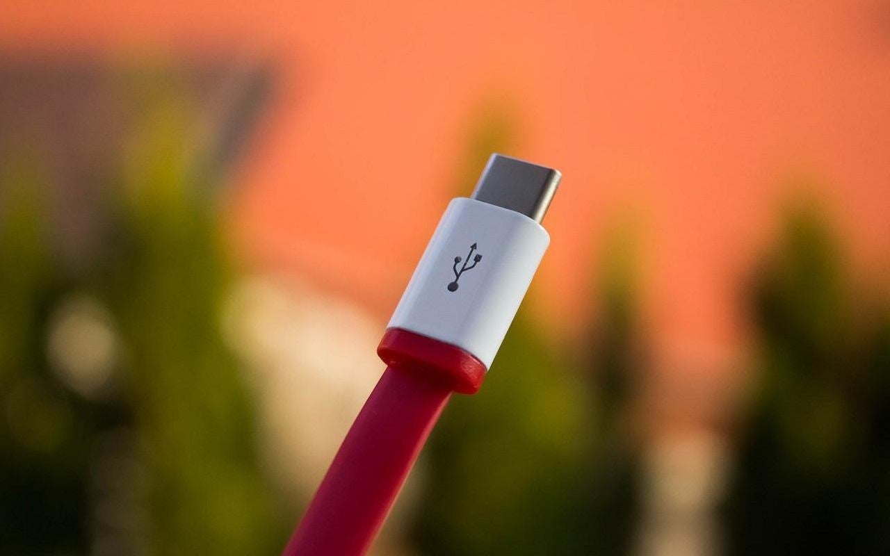 Immagine di USB-C: l'UE impone un caricabatterie universale per il 2024