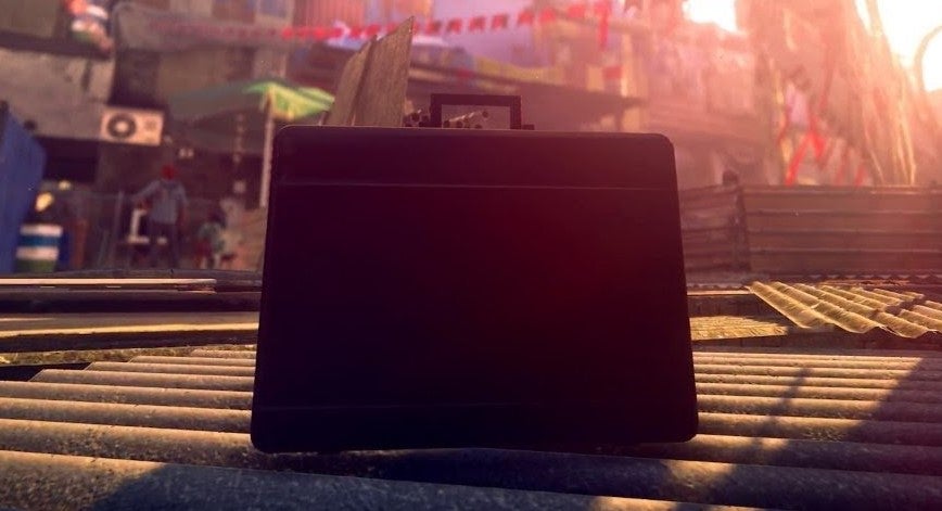 Obrazki dla Latająca walizka trafi do Hitmana 2 jako oficjalna broń