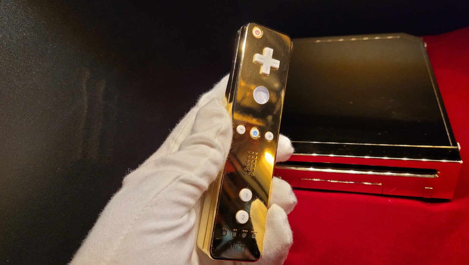 Immagine di Nintendo Wii in oro 24 carati pensato per la Regina Elisabetta ora è stato messo all'asta